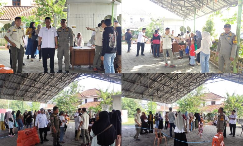 Satpol PP Siaga Amankan Penyaluran Bansos oleh PT Pos Indonesia Unit Leuwiliang