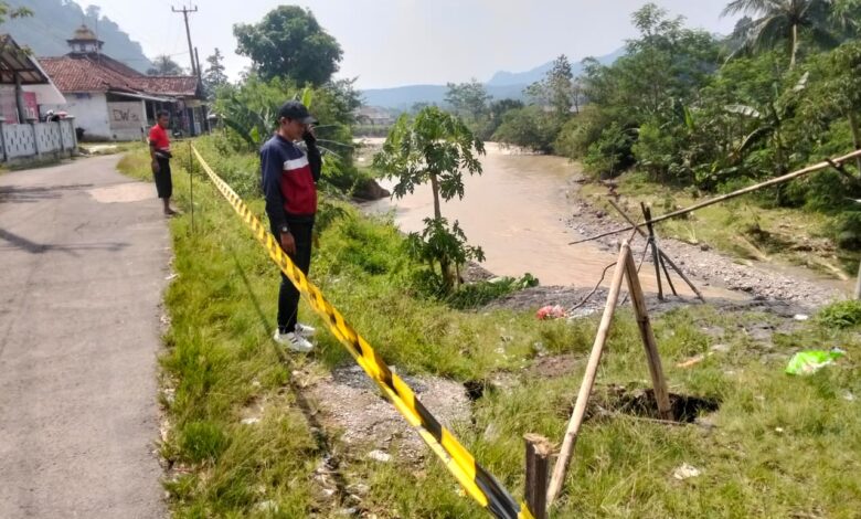 Bronjong Sungai Cidurian di Desa Sukamaju Ambruk!, Menggugat: Desakan Normalisasi ke Kementerian PU