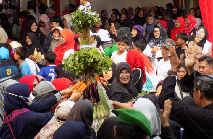 Cibanteng Berulang Tahun ke-48, Warga Tumpah Ruah Ikuti Pesta Rakyat