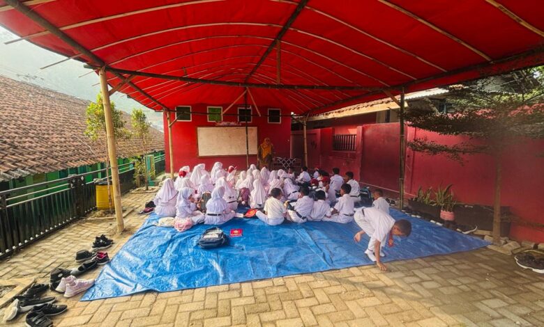 Demi Keselamatan Siswa, SDN Cadas Leueur Gelar KBM di Bawah Tenda Terpal, Khawatir Gedung Ambruk