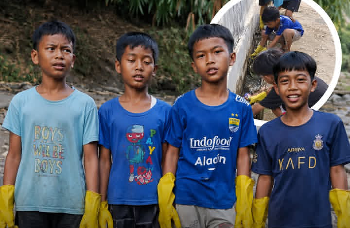 Empat Bocah Purwakarta Curi Perhatian, Bersihkan Selokan dengan Gaya Pandawara Group