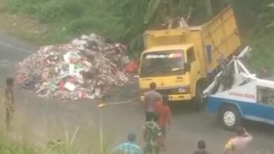 Truk Pengangkut Sampah dari BSD Terguling di Jalan Lingkar Galuga