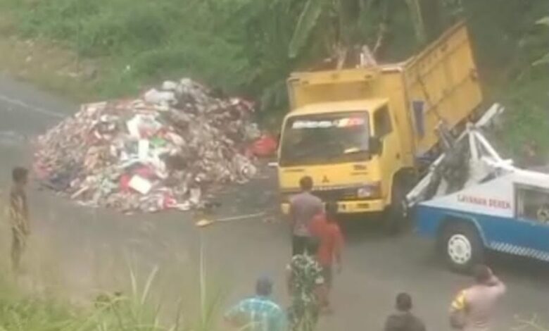 Truk Pengangkut Sampah dari BSD Terguling di Jalan Lingkar Galuga