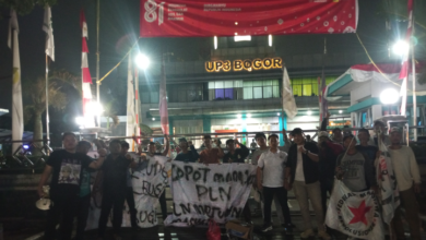 Listrik Bermasalah, Aliansi 4 Pilar Kepung PLN Bogor hingga Larut Malam