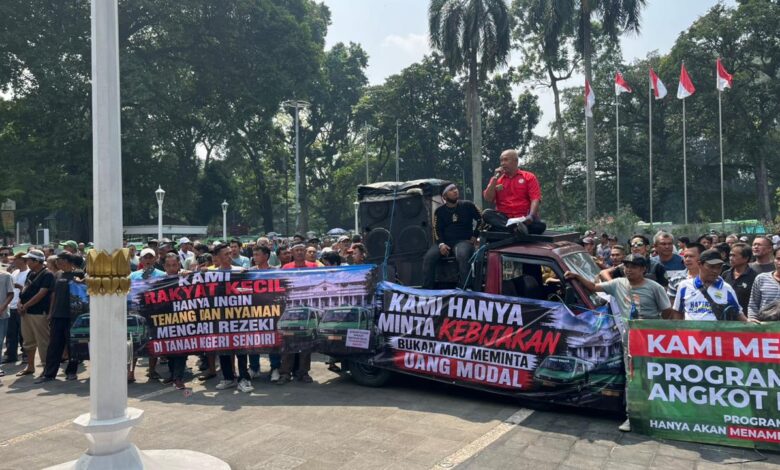 Ratusan Sopir Angkot Gempur Balai Kota Bogor, Tolak Penertiban Angkot Tua