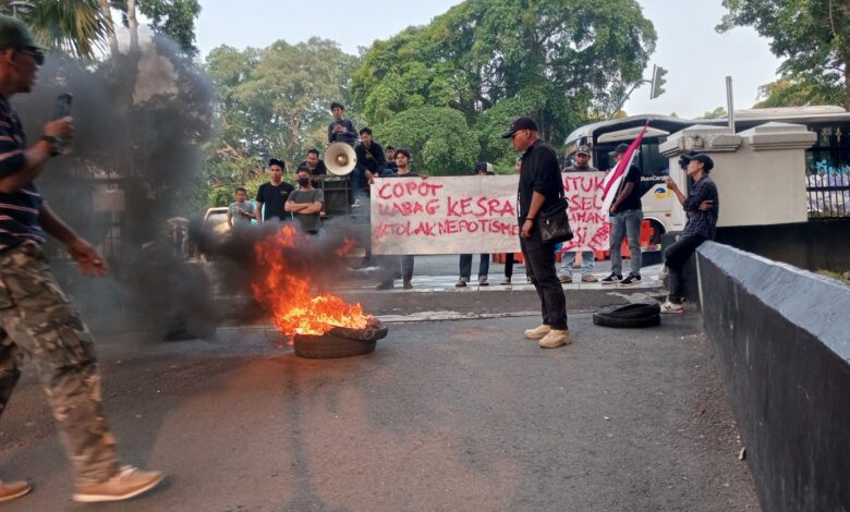 Puluhan Massa PPAK Kepung Balai Kota, Kecewa Tak Ditemui Pemkot, Aksi Bergeser ke Pintu 1 Istana Bogor