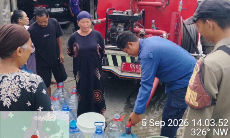 Damkar Sektor Leuwiliang Salurkan 10 Ribu Liter Air Bersih untuk 1.300 Warga Pamijahan