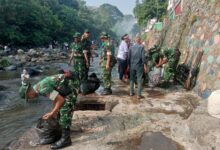 Kali Ciliwung Jadi Sasaran Bersih Bersih, 250 Prajurit Pusdikzi Turun Bersama Warga Sempur