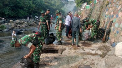 Kali Ciliwung Jadi Sasaran Bersih Bersih, 250 Prajurit Pusdikzi Turun Bersama Warga Sempur