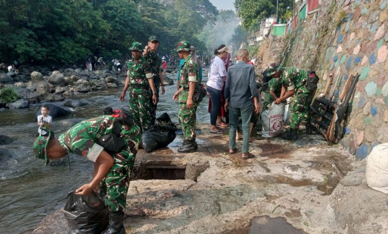 Kali Ciliwung Jadi Sasaran Bersih Bersih, 250 Prajurit Pusdikzi Turun Bersama Warga Sempur
