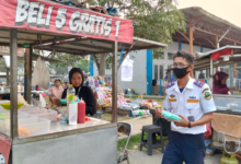 Petugas Terminal Leuwiliang Bagikan Masker, Antisipasi Abu Vulkanik dan Asap TPA Galuga
