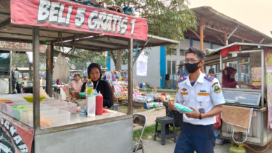 Petugas Terminal Leuwiliang Bagikan Masker, Antisipasi Abu Vulkanik dan Asap TPA Galuga