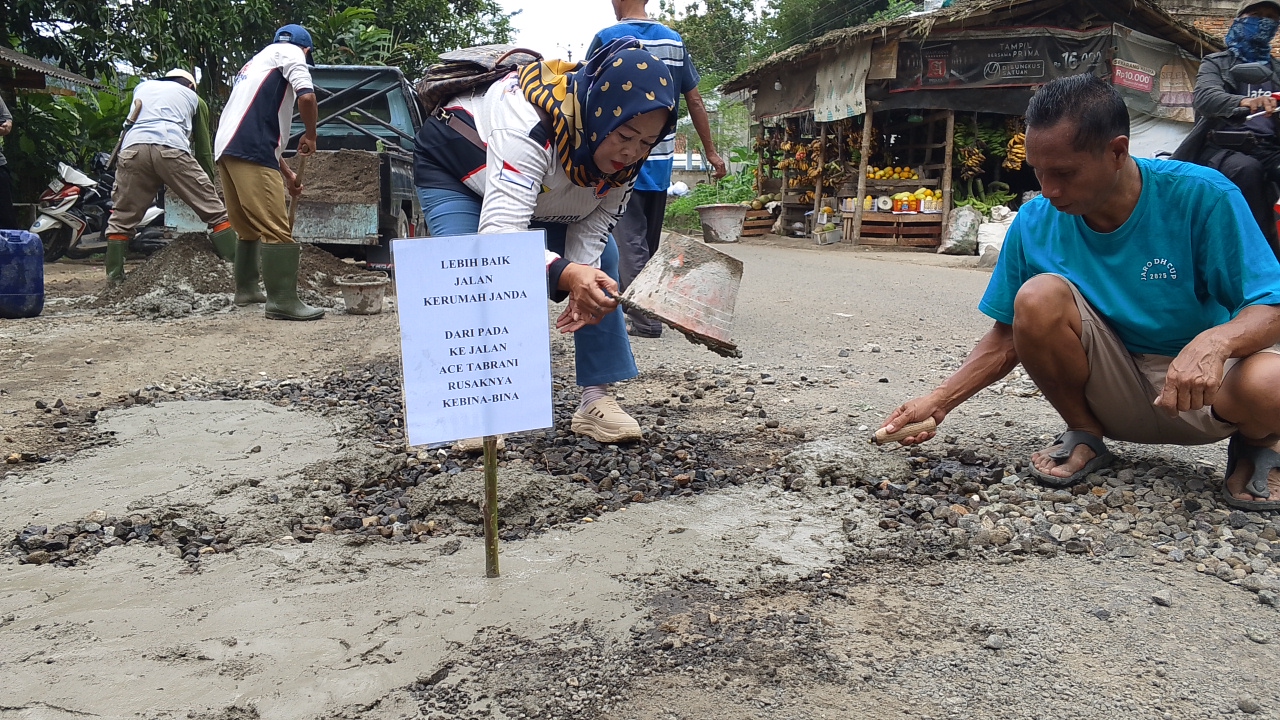 Warga dan Forum Komunikasi Bumi Putra Bogor Barat Gelar Aksi Galang Dana di Jalan Ace Tabrani, Nanggung WhatsApp Image 2026 03 02 at 13.33.47