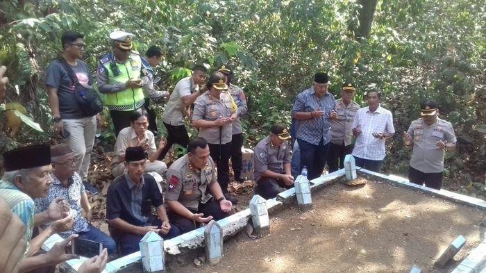 irjen pol firli nyekar ke makam orang tuanya