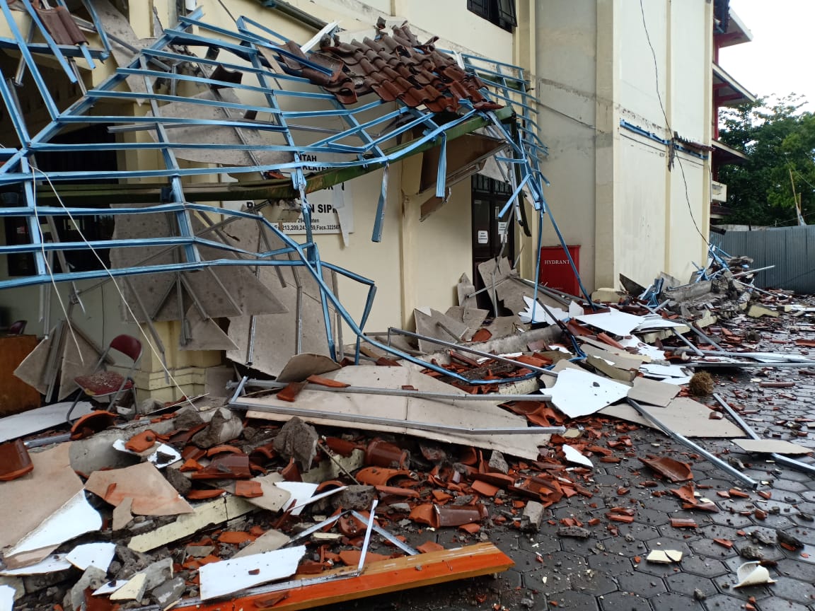 Belum Ada 1 Tahun Diserahkan, Bagian Gedung Dukcapil Lantai 3 Klaten Ambruk. IMG 20191124 WA0051