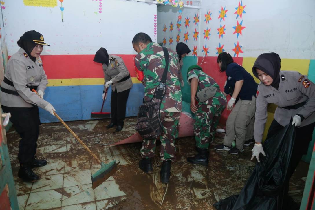 Polri Terjunkan Anggota Polwan, Gelar Trauma Healing Korban Banjir Jakarta. polwan resik resik3