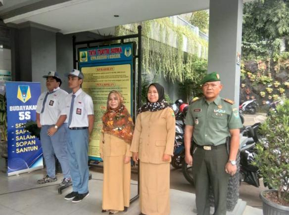 Dandim 0606 Kolonel Arm Teguh Cahyadi Pimpin Upacara Di SMA Negeri 1 Bogor. poto guru dan dandim upacara 1 ilwan.
