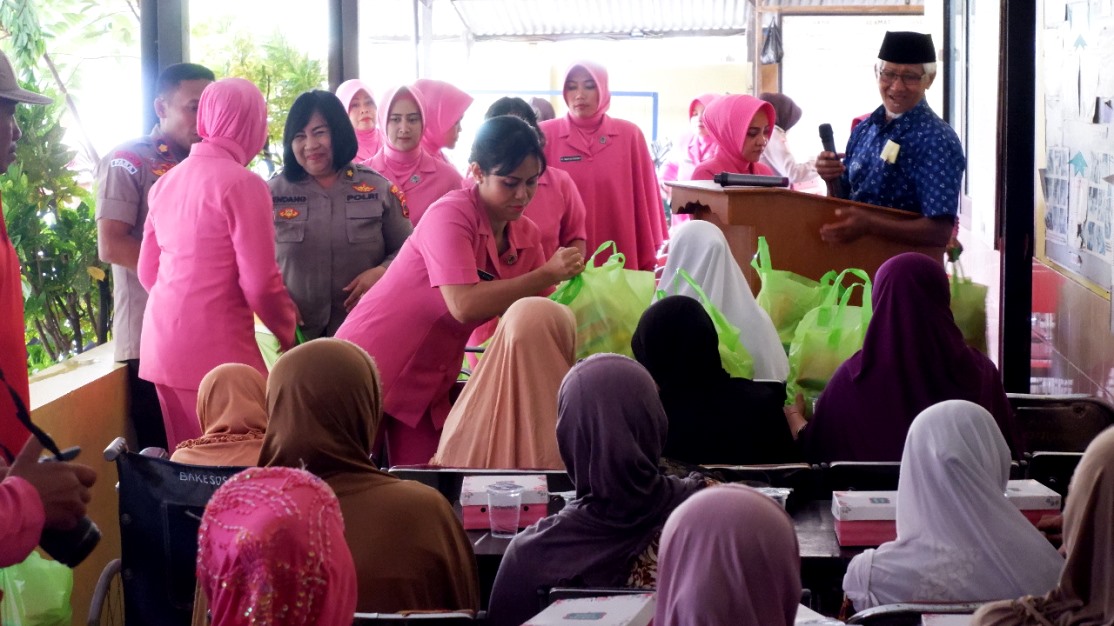 Kapolres Klaten AKBP Wiyono Eko Prasetyo SIK.MIK Sambangi Panti Jompo Dan Fakir Miskin poto kapores baru 3