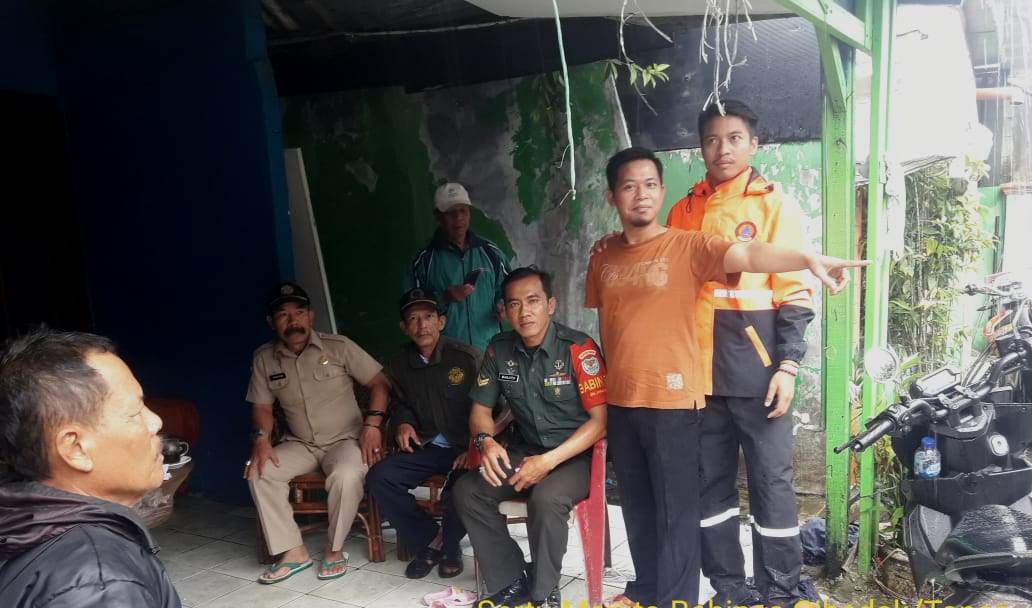Hujan Seharian Rumah Ujang Ambruk, Kerugian Sekitar Rp 25 juta. poto rumah rusak 3