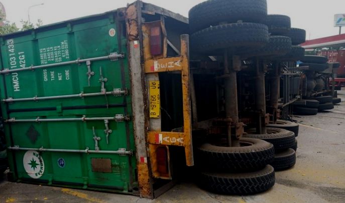 truk terguling di cipularang