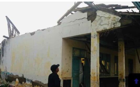 SD Negri Cirambutan "Roboh" Diterjang Hujan Angin. sekolah ambruk 2