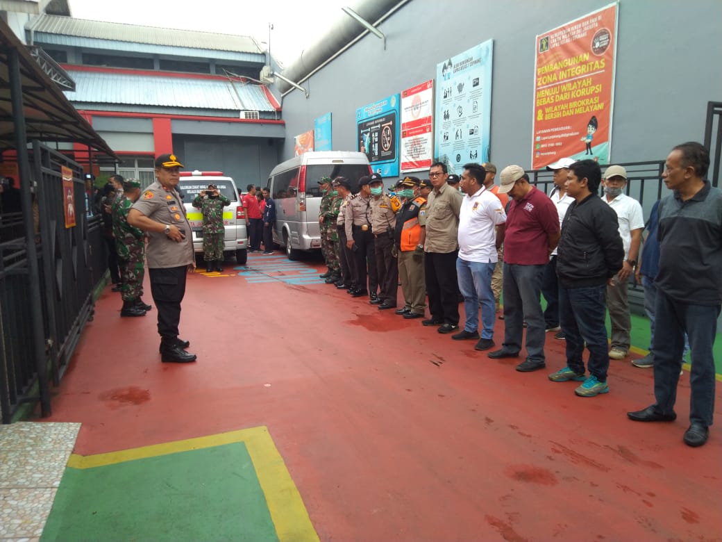 Polsek Jatinegara Polrestro Jaktim Pantau PAM Giat Penyemprotan Disinfektan di Lapas Cipinang IMG 20200320 WA0051