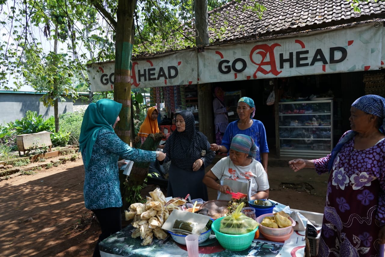 Ketua TP-PKK dan DWP Kabupaten Bangkalan Gelar Baksos Peduli Terdampak Covid-19 IMG 20200413 WA0020