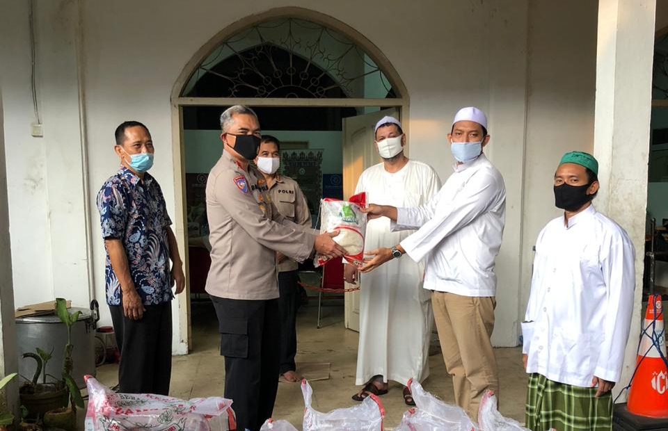 Hari Jadi Bhayangkara, Kapolda Metro Berikan Bantuan ke Jemaah Ta’lim Al Habib Ali Alhabsi Kwitang 20200606 131320