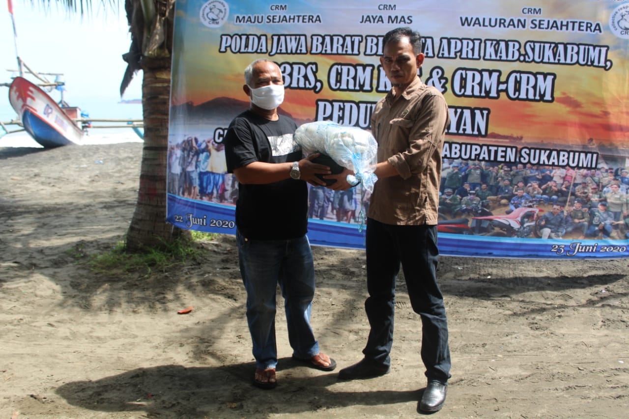 Nelayan di Pelabuhan Ratu Terima Bantuan 40 Paket Jaring Dari Polda Jabar IMG 20200624 WA0069