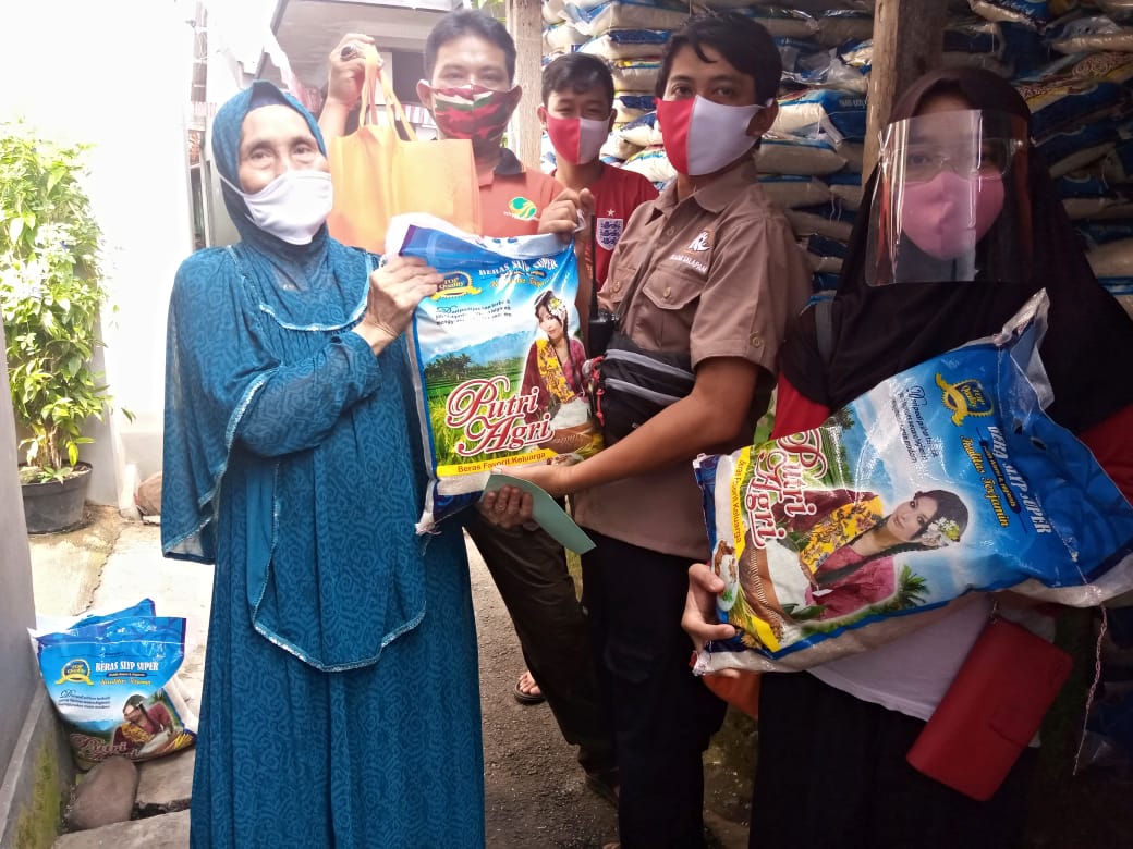 Hindari Perkerumunan Masa, Penyaluran Perluasan Sembako di Kedung Badak Protokol Kesehatan di Perkatat "Ini Kata Gugun" IMG 20200820 WA0027