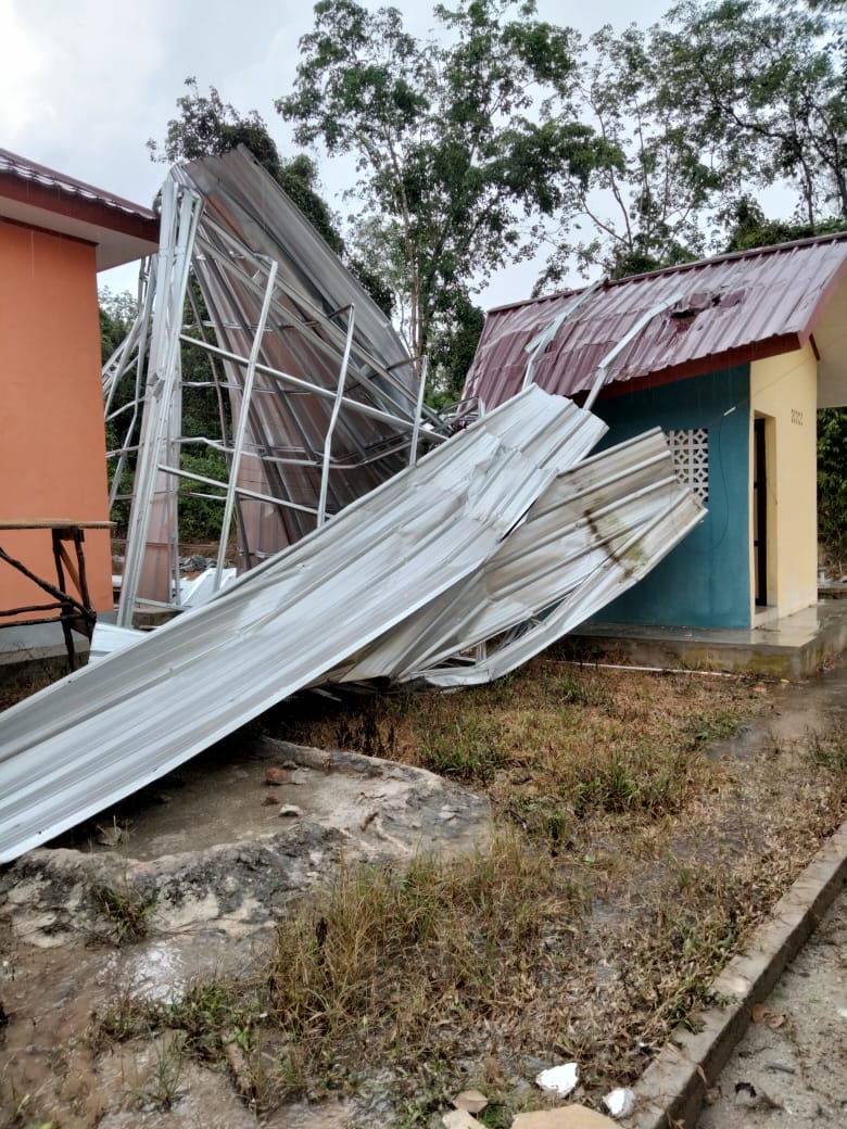Kantor Desa Sungaiselan atas Rusak Dihantam Angin Puting Beliung IMG 20210428 WA0107