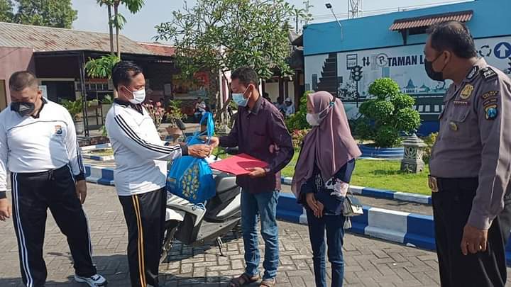 Pasutri Dapat Apresiasi Dari Kapolsek Driyorejo IMG 20210821 WA0197 1