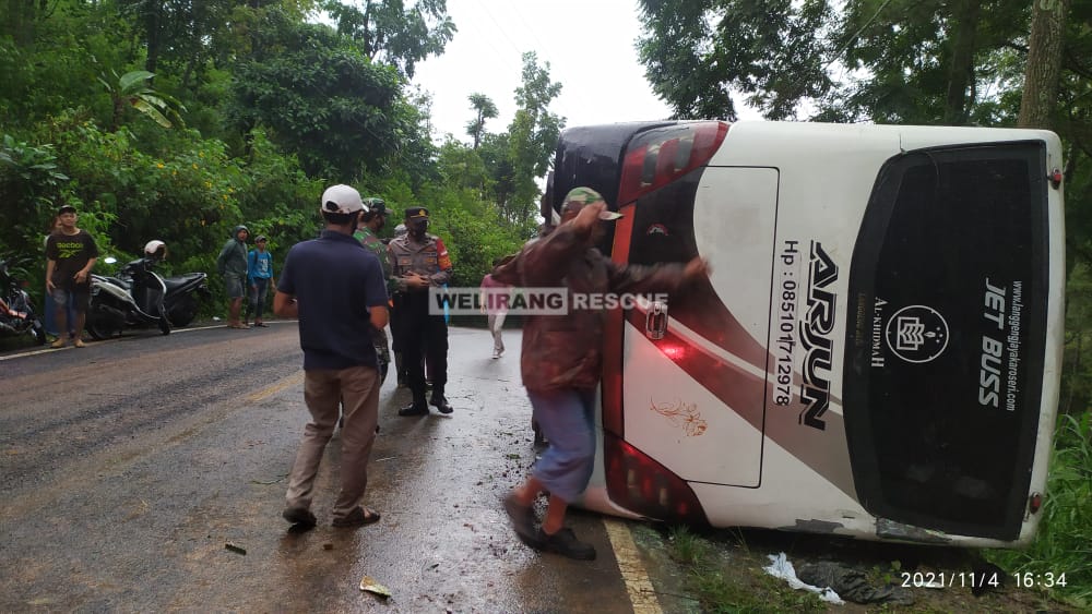 Akibat Rem Blong Mini Bus Terguling IMG 20211104 WA0080