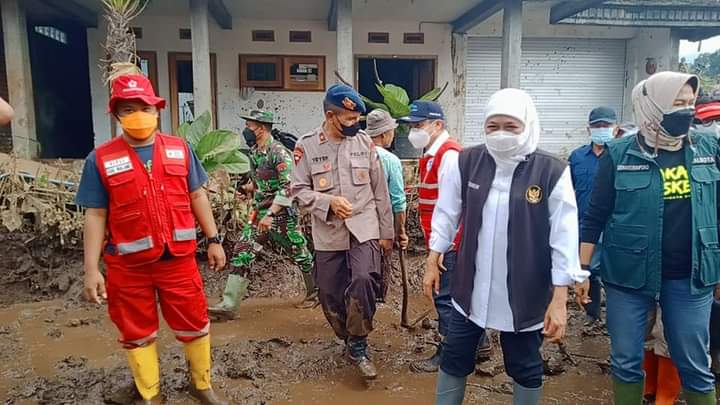 Gubernur Jawa Timur Lakukan Kunjungan Korban Bencana Banjir Bandang Di Malang IMG 20211105 WA0077