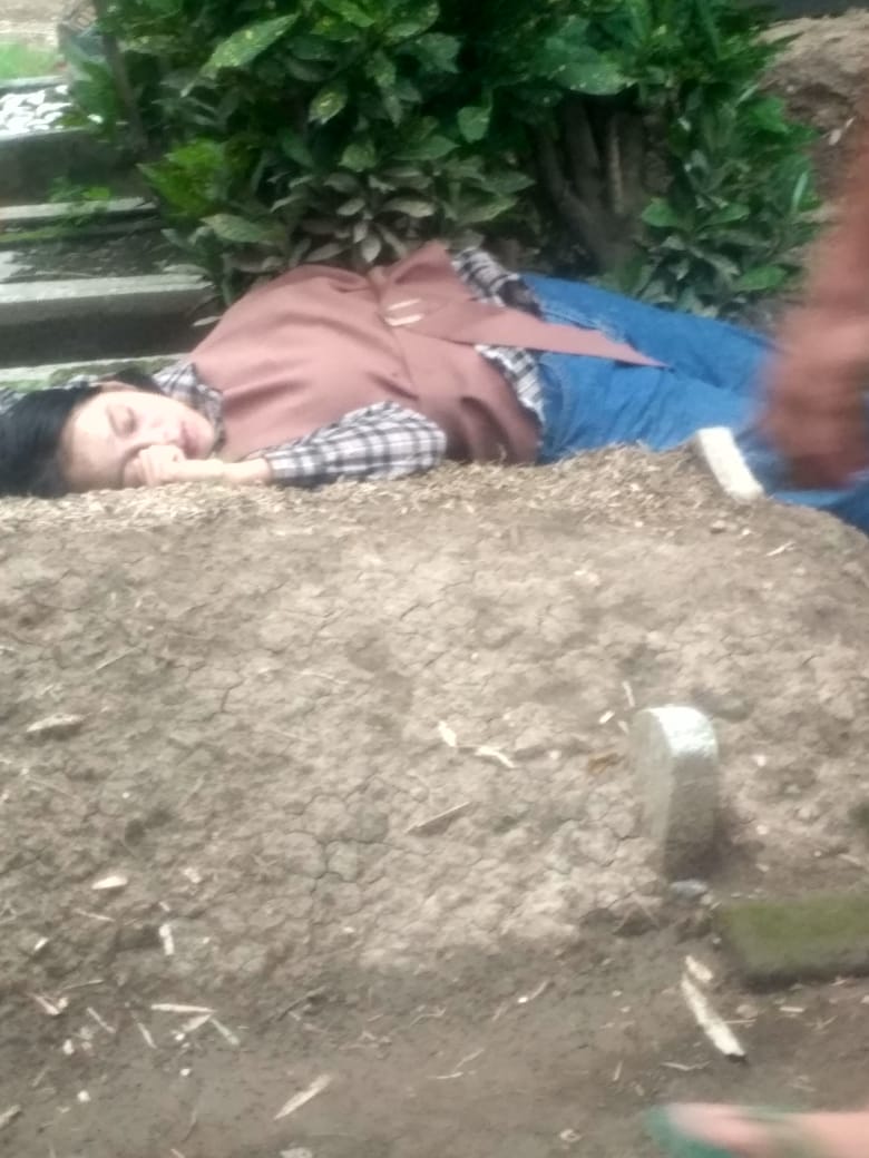 Seorang Mahasiswi Depresi Bunuh Diri Di makam Bapaknya IMG 20211202 WA0050