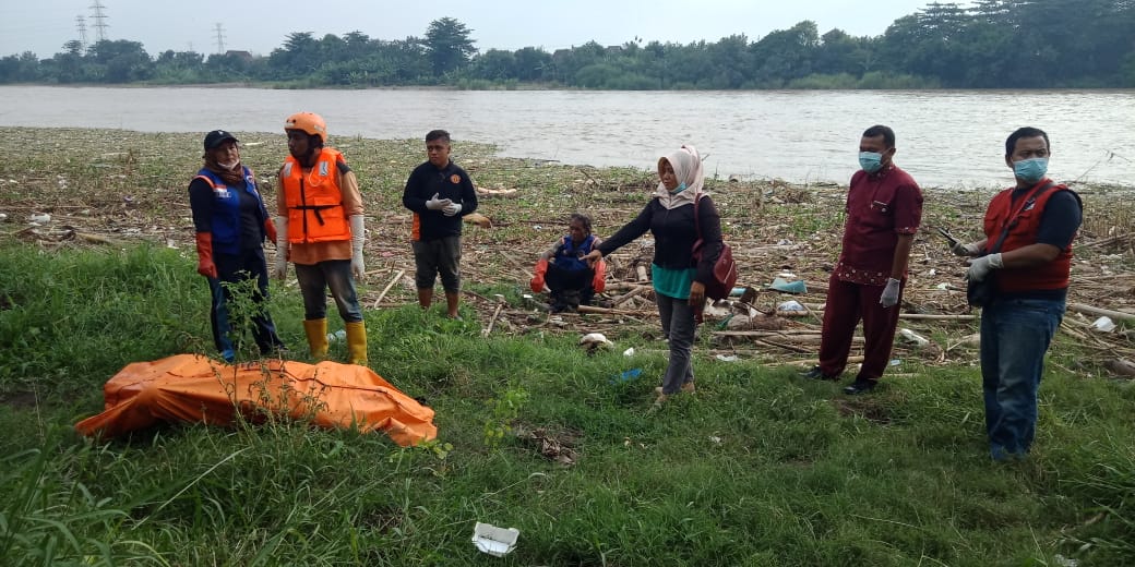 Mayat Pria Tanpa Identitas Di Pinggir Sungai Brantas Timur Rolak 9 Mliriprowo IMG 20211202 WA0109