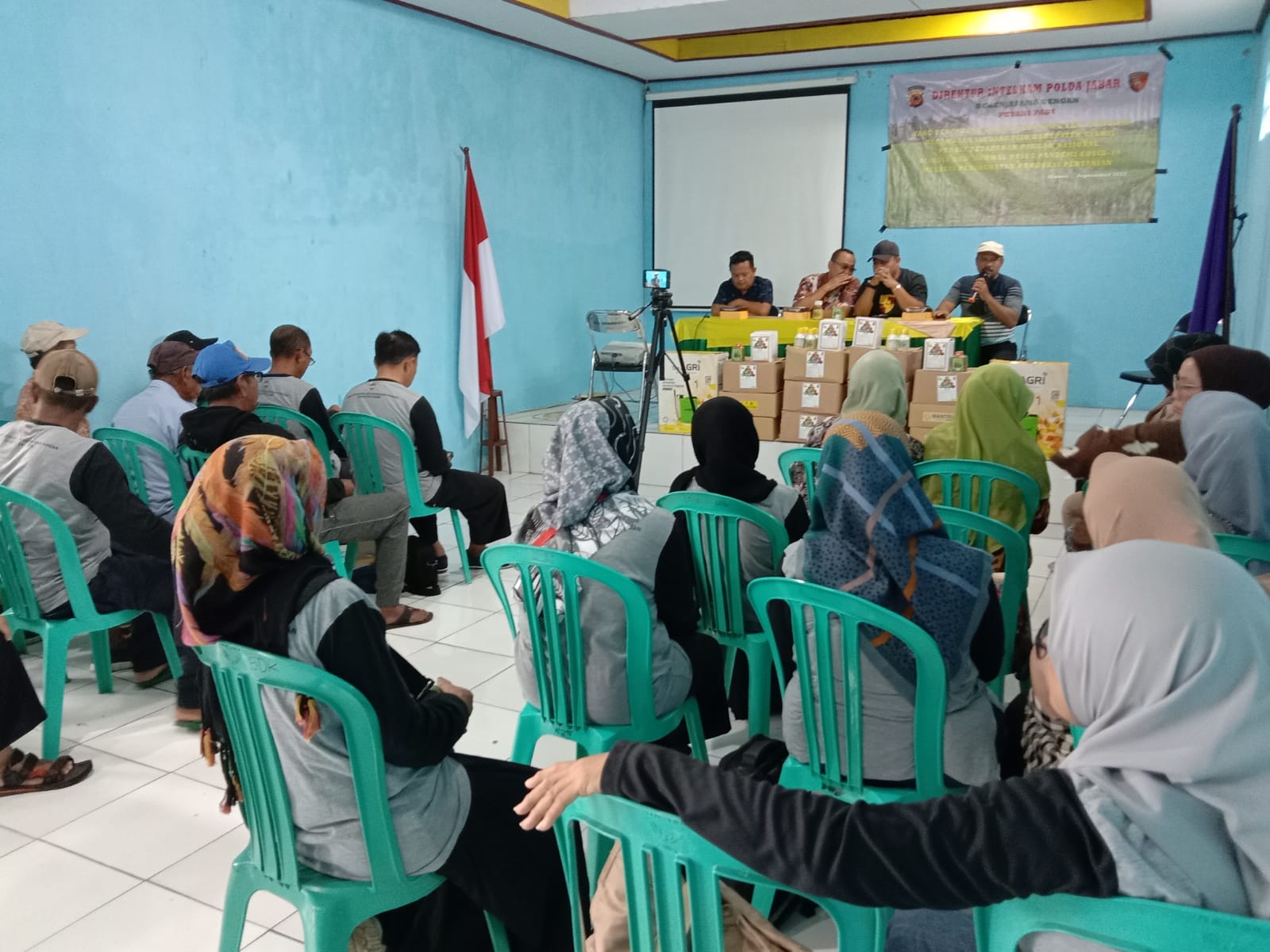 Direktur Intelkam Polda Jawa Barat Beri Bantuan Kepada Para Petani Padi Kabupaten Ciamis Sebagai Bentuk Kepedulian Ketahanan Pangan Nasional a28f3d07 ef24 40ee a4d4 4bfb68390f85