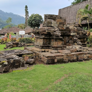 Candi Songgoriti: Menjelajahi Reruntuhan Hindu & Mata Air Panas Legendaris