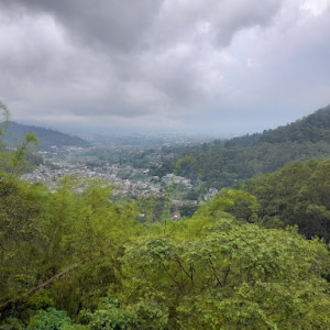 Wisata Payung Batu: Pesona Warna-Warni di Langit Batu