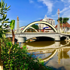 Jembatan Ujung Galuh: Landmark Surabaya yang Menawan