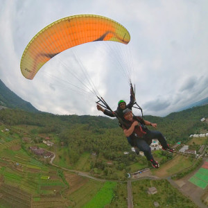 Petualangan Seru Tandem Paralayang di Batu, Jawa Timur