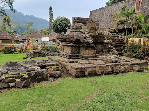 Candi Songgoriti: Menjelajahi Reruntuhan Hindu & Mata Air Panas Legendaris