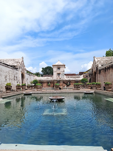 Taman Sari: Bekas Taman Kerajaan dengan Pesona Arsitektur yang Memikat