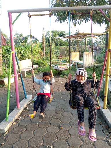 Taman Rekreasi Pinggir Sungai Code: Oase Hijau di Tengah Kota Yogyakarta