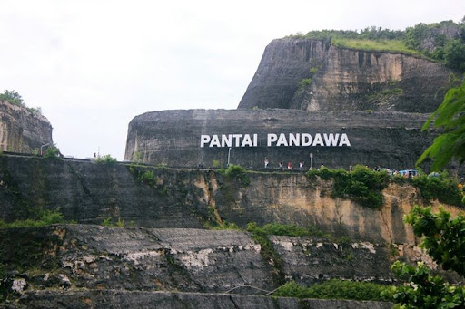 Pantai Pandawa: Pesona Tersembunyi di Bali dengan Pasir Putih, Tebing, & Patung