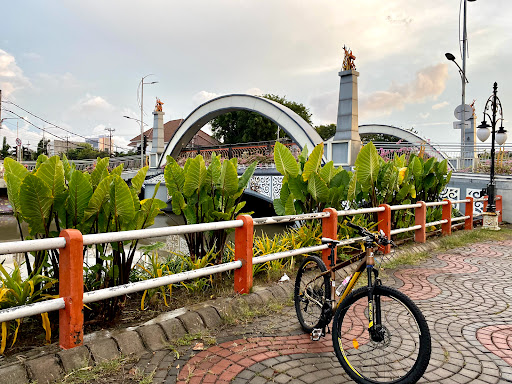 Taman Jembatan Ujung Galuh: Oase Kehijauan di Tengah Kota Surabaya