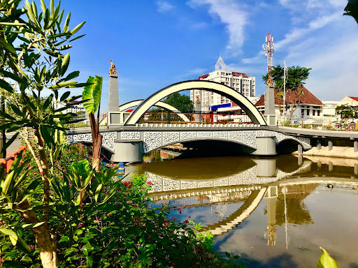 Jembatan Ujung Galuh: Landmark Surabaya yang Menawan