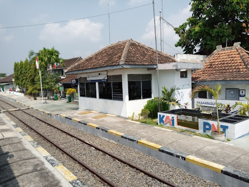 Pasar Nguter: Pusat Perbelanjaan Ramai di Dekat Stasiun Kereta