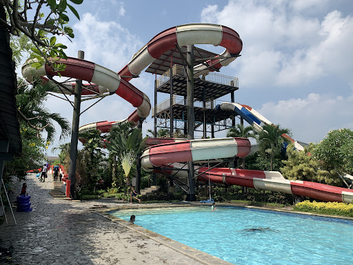 Balong Waterpark: Destinasi Liburan Seru Keluarga di Bantul