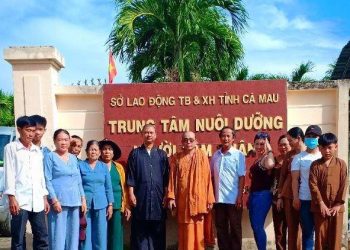 Bạc Liêu: Ban Từ thiện Phật giáo thị xã Giá Rai thăm bệnh nhân tâm thần tại tỉnh Cà Mau